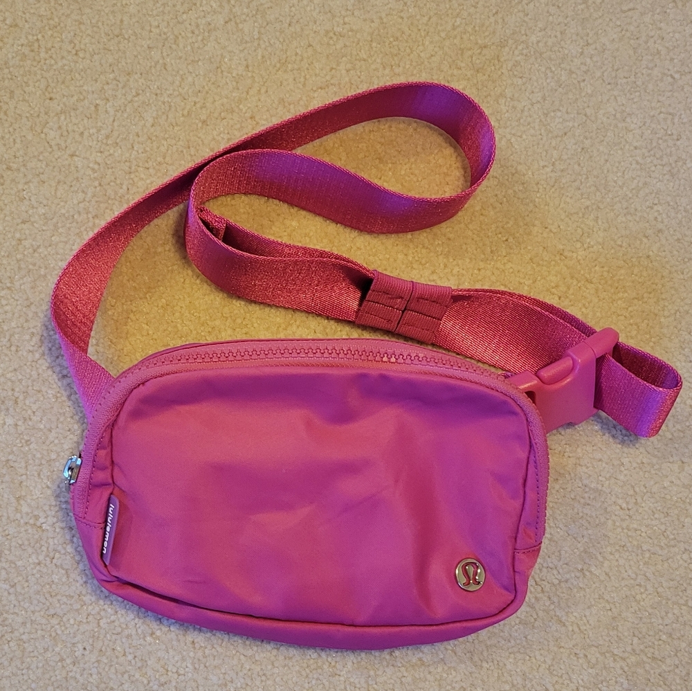 Lululemon Everywhere Belt Bag with Long Strap 1L Sonic Pink Crossbody Travel - Picture 2 of 14